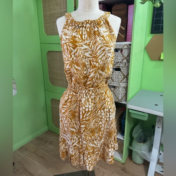 Christian Siriano Dresses & Skirts - Christian Siriano Mustard and White Leaf Print Two Piece Seperates